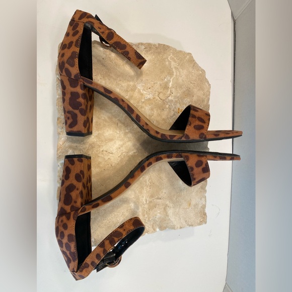 NIB Bamboo Sueded Leopard Print Block High Heel Sandal Sz 10 M - Picture 4 of 11